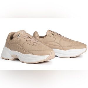 Sneakers for women: cheap, comfy& stylish!